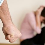 De ce femeile maltratate se întorc la agresorii lor