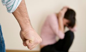 De ce femeile maltratate se întorc la agresorii lor
