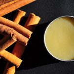 Fă-ţi propriul balsam de buze la tine acasă!