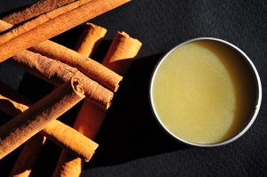 Fă-ţi propriul balsam de buze la tine acasă!