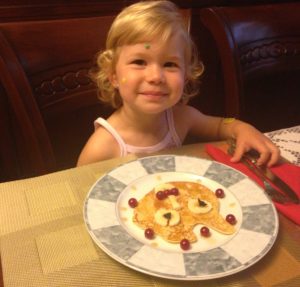 Ce trebuie să mănânce copiii la micul dejun?