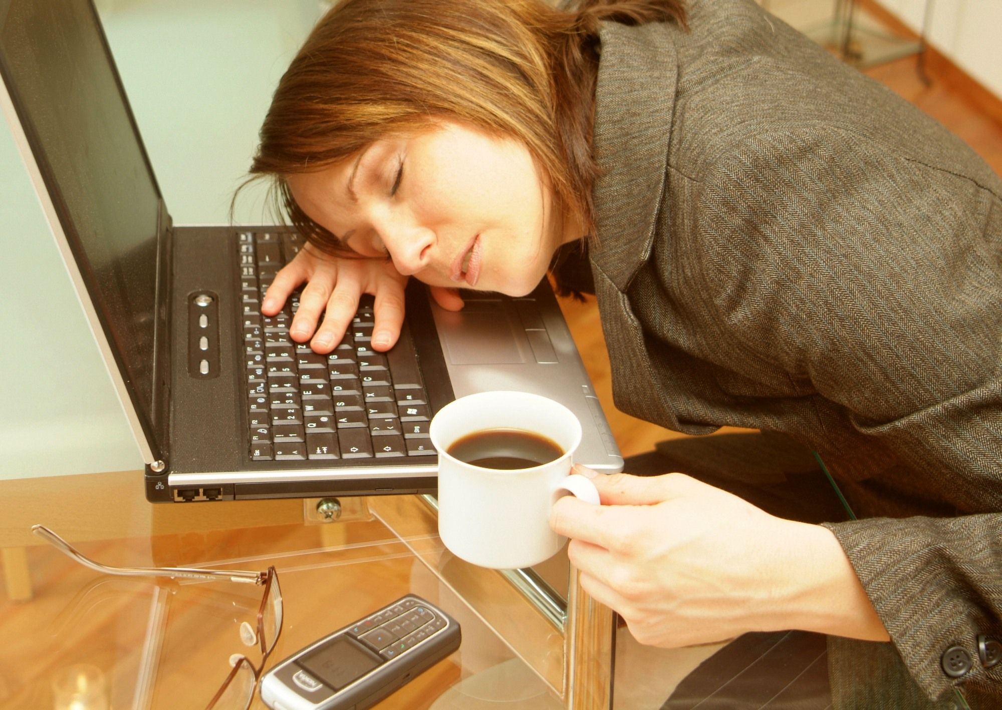 Сильно устаю что делать. Сонный человек с кофе. Сонная девушка на работе. Кофе усталость. Сонный с кофе на работе.