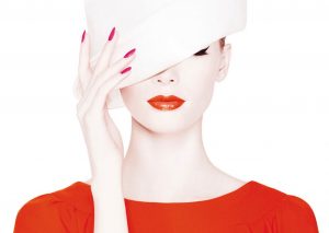 Mai mult decât o ojă: De ce unghiile tale au nevoie de lac de bază și lac de finisaj