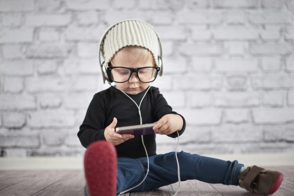 Copiii şi gadgeturile: când tragem semnalul de alarmă?