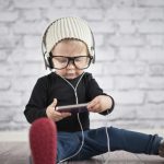 Copiii şi gadgeturile: când tragem semnalul de alarmă?