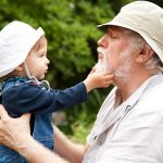 Copii crescuți de bunici sau copii crescuți de părinți?