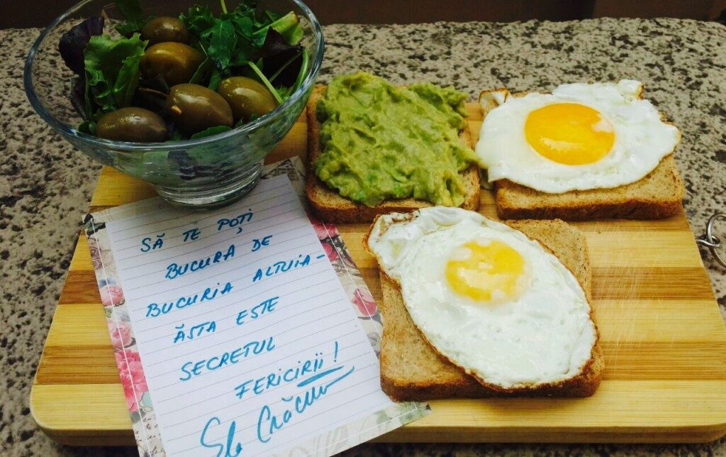 Mic-dejun cu ou și avocado