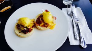 Ouă, bacon, pâine = mic-dejun