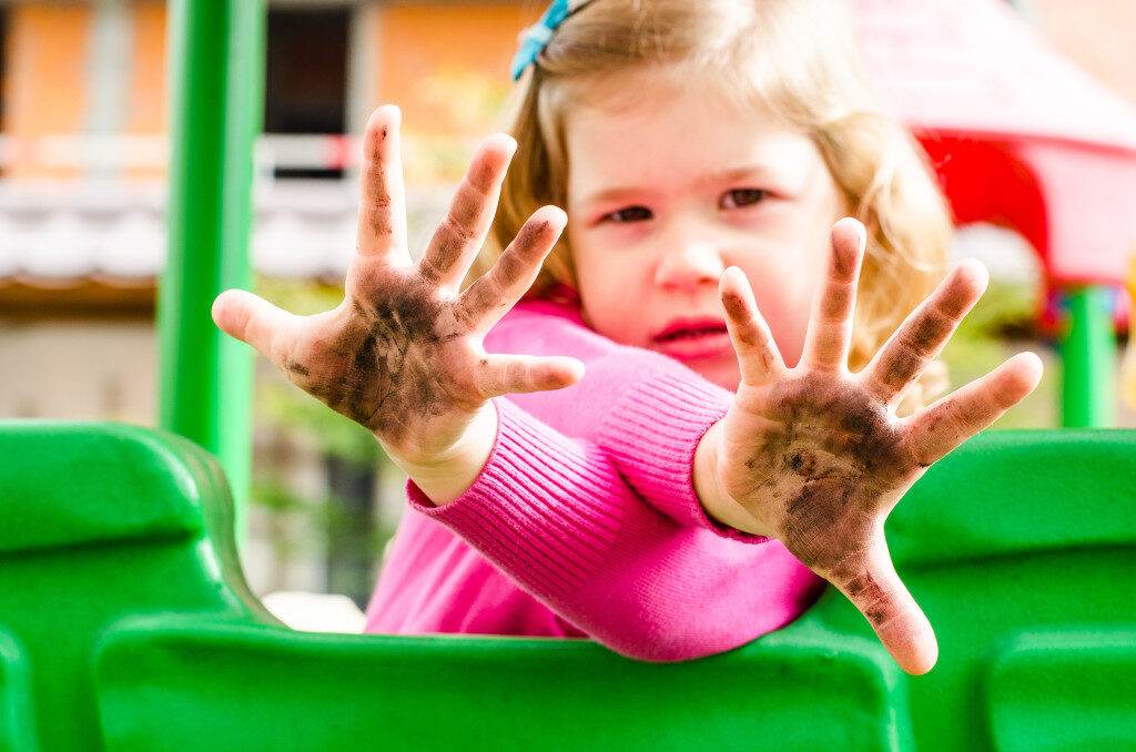 3 simptome care trădează "boala mâinilor murdare" 
