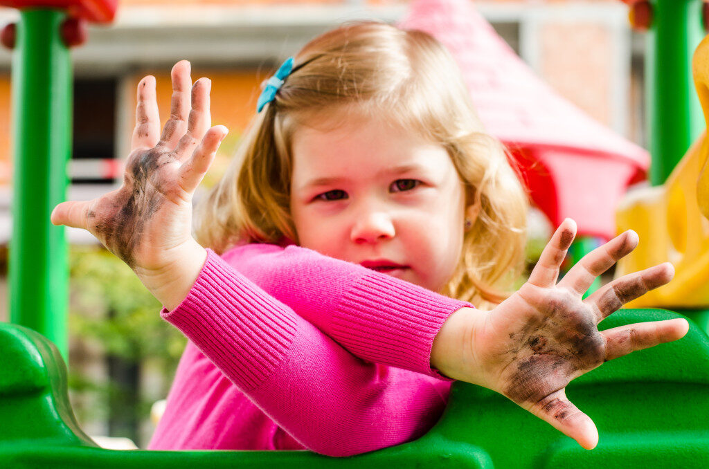 3 simptome care trădează "boala mâinilor murdare" 