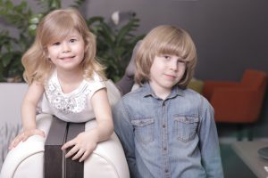 Când cel mic învaţă de la fratele mai mare