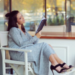 Ce mai citesc adolescenții? Paralelă între cărțile copilăriei și adolescenței noastre și ale lor