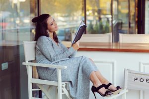 Ce mai citesc adolescenții? Paralelă între cărțile copilăriei și adolescenței noastre și ale lor