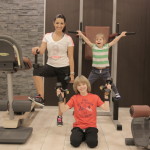 Poţi să faci sport şi cu copiii după tine. Totul e să vrei :)