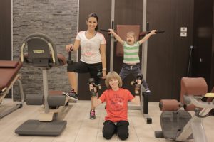 Poţi să faci sport şi cu copiii după tine. Totul e să vrei :)