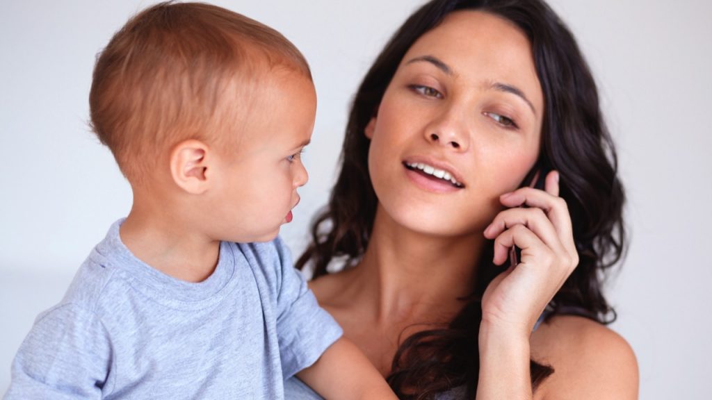 Ce se întâmplă când părinții își neglijează copiii în favoarea smartphone-ului?