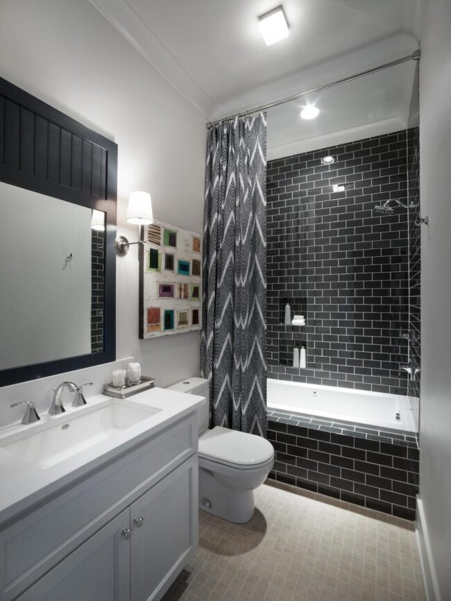 O predea de duș mai lungă face baia să pară mai spațioasă. Utilizeaza aceeași idee pentru a obține iluzia unui tavan înalt în baie; atârnă perdeaua de duș cât mai apropate de tavan.