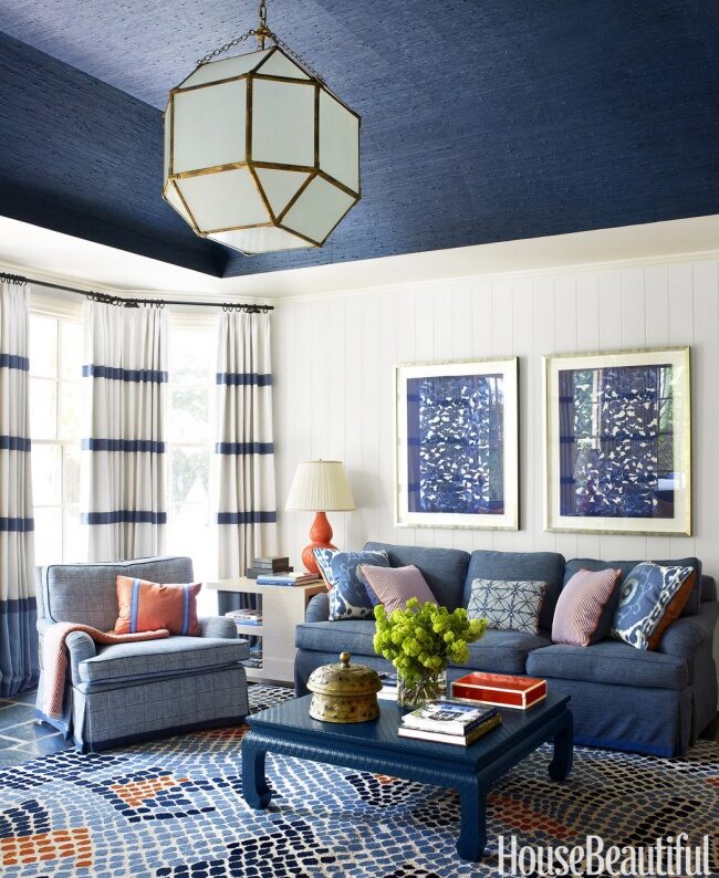 Joacă-te cu culorile pentru a da senzația unui tavan înalt. Nu vopsi pereții de sus pana jos cu aceeași culoare. 