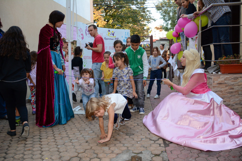 “Mama de azi este oglinda copilului de mâine”, povestea destinelor salvate în Centrul Maternal Casa AGAR 