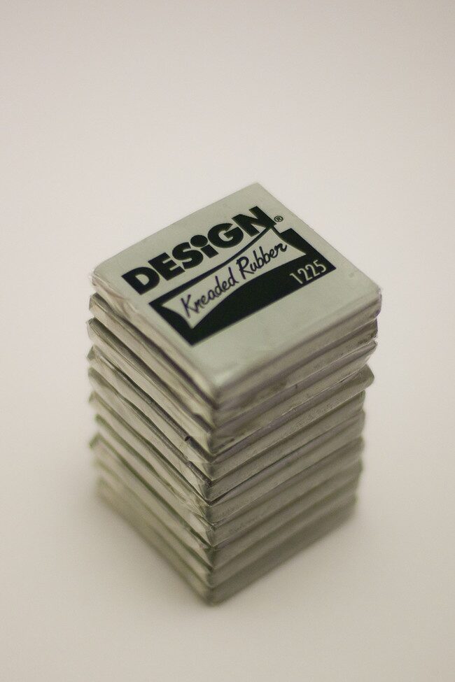  O radieră poate îndepărta zgârieturile de pe lemn, precum și de pe pielea de culoare deschisă.