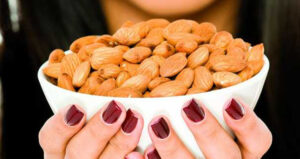 4 lucruri care se întâmplă în corpul vostru dacă mâncați migdale în fiecare zi