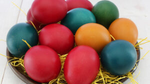 Cum vopsim ouăle fără chimicale. 10 produse naturale pentru culori strălucitoare