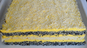 Prăjitură de casă cu mac și cremă de vanilie