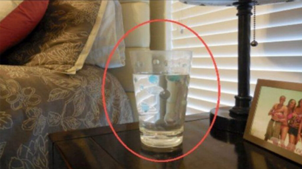 Pune un pahar cu apă, sare și oțet în cameră. Efectul este incredibil