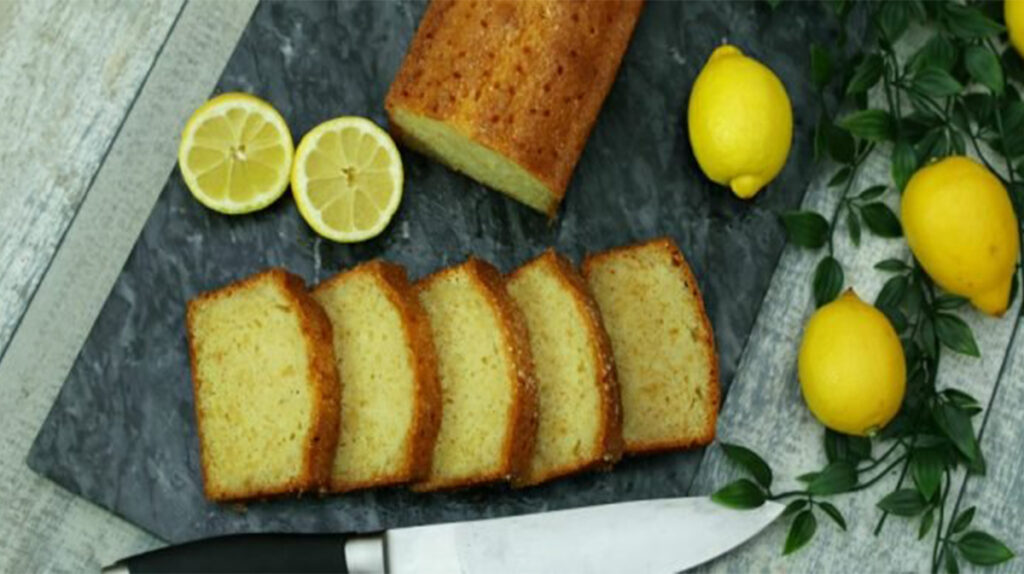 Rețetă Chec Umed cu Lămâie: 225 g făină, 225 g unt, 225 g zahăr, 4 ouă, 2 lămâi...