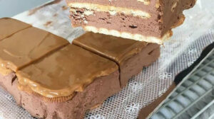 Tort de ciocolată fără coacere - pas cu pas