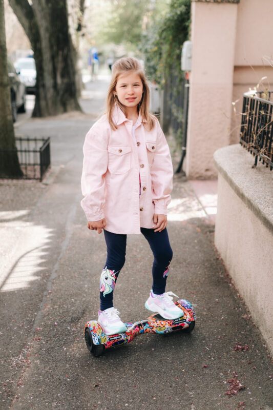 fetita pe hoverboard