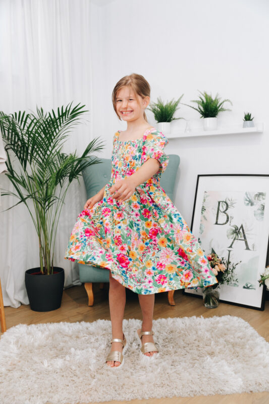 fetita in rochie cu flori