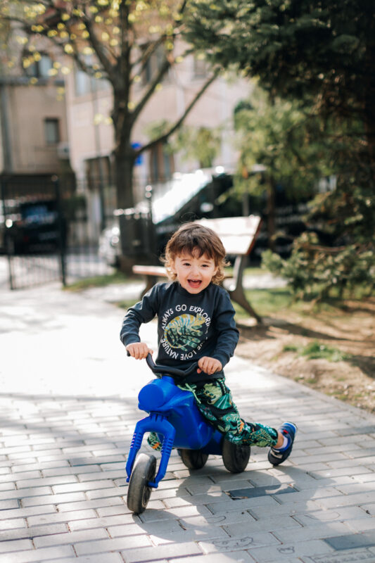 baietel pe bicicleta