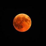 În noaptea de 26 mai, două fenomene rare. Singura eclipsă de lună din an și Super Luna Sângerie. Ce se întâmplă cu zodiile
