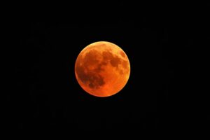 În noaptea de 26 mai, două fenomene rare. Singura eclipsă de lună din an și Super Luna Sângerie. Ce se întâmplă cu zodiile
