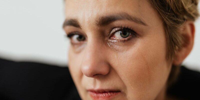 Semne care arată că ești un om cu stimă de sine scăzută. De ce e greu să iubești o persoană nesigură