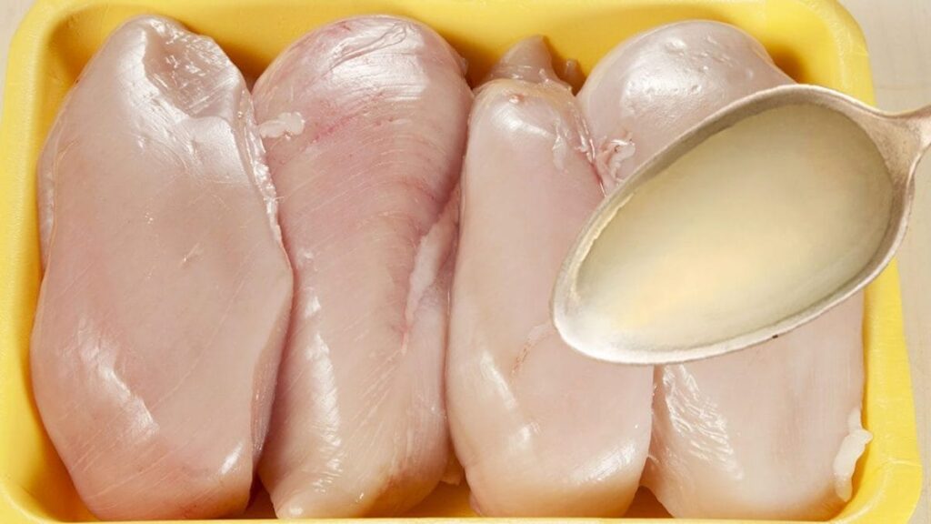 De ce nu trebuie să speli carnea de pui înainte de a o găti. Ce trebuie să faci ca să scapi de hormoni și bacterii